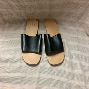 Black floor sandals